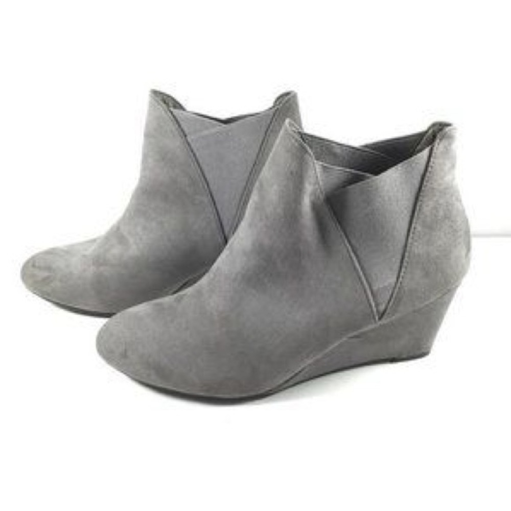 LIKE NEW | NEW DIRECTIONS Women’s Gray Faux Suede Tarby booties l Size 9